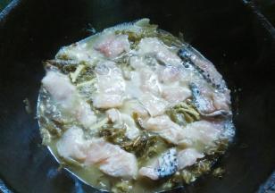 倒入鱼汤，煮至汤汁再次沸腾，鱼片逐片下锅内，不要翻动，鱼片变白，煮个一分多钟即可关火。