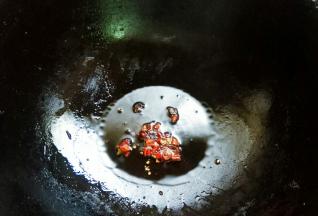 起锅热油，下辣椒。