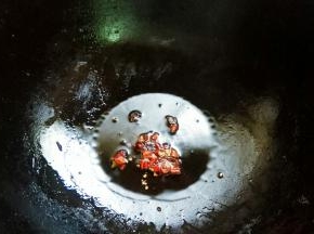 起锅热油，下辣椒。