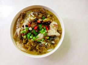 碗内码上葱花，热油浇上。