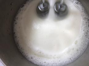 打蛋器启动中档打发至发白，打蛋器启动高档打发