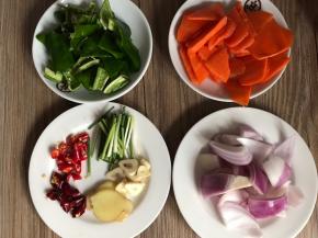 洗净备好配料食材，如上图