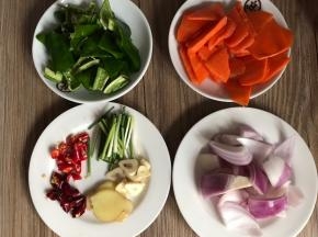 洗净备好配料食材，如上图