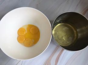 蛋白和蛋黄分别打入两个无水无油的容器内