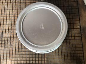 拿出摔几下排气，倒扣至凉