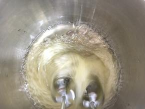 白醋加入蛋白中，打蛋器启动低档打起泡，加入白糖