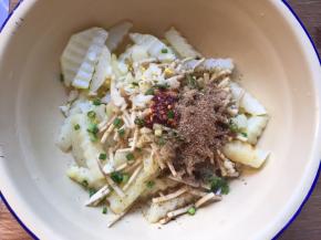 用漏勺捞出，放入全部调料，拌匀