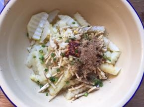 用漏勺捞出，放入全部调料，拌匀