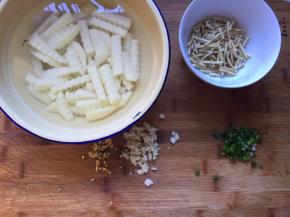 将土豆切成条状，泡冷水里（这样避免土豆变色），折耳根洗干净切成小粒，将蒜，生姜香葱切成碎粒