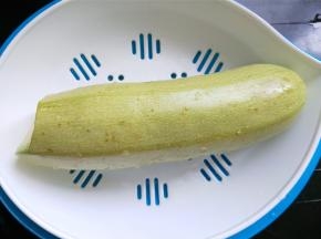 准备西葫芦洗净。