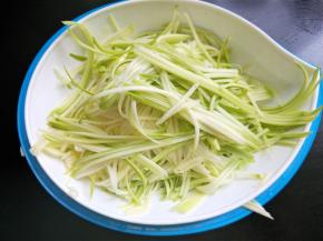 用工具将西葫芦刮丝。