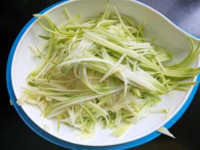 放盐腌10分钟。