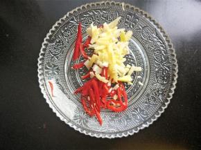 生姜，大蒜切碎，小米椒切丝。