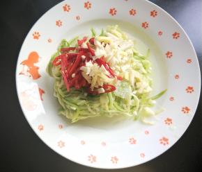 将生姜，大蒜，小米椒，放入盘中。