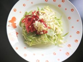 将生姜，大蒜，小米椒，放入盘中。