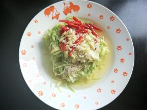 将热油淋入，再放白糖，白醋，鸡精，白芝麻，小麻油调匀。