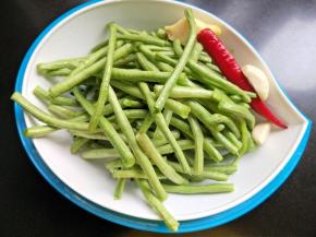 准备豆角，小米椒，生姜，大蒜。