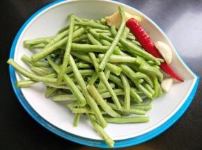 准备豆角，小米椒，生姜，大蒜。