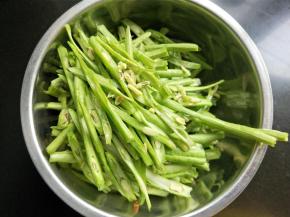 豆角切丝。