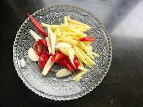 大蒜，生姜切丝，小米椒切圈。
