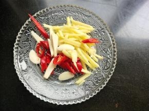 大蒜，生姜切丝，小米椒切圈。