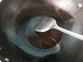 锅内放油，烧热。