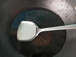 锅内放清水，放一勺盐，烧开。