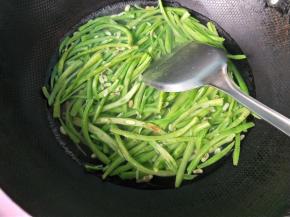 将豆角倒入焯水，大概一分钟捞出，过凉水。