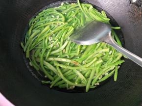 将豆角倒入焯水，大概一分钟捞出，过凉水。