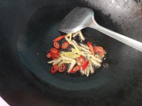 放入生姜，小米椒爆香。