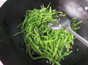 倒入豆角，翻炒。