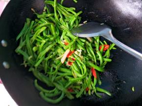 放入鸡精，翻炒均匀，可以出锅啦！