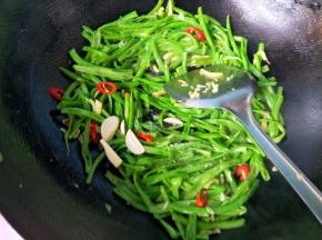 放盐，大蒜，白糖，翻炒。