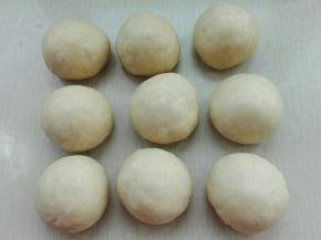 发酵好的面团排气，等分九份，揉圆，醒发20分钟