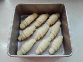 依次卷好，放入模具中