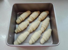 依次卷好，放入模具中