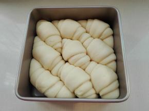 烤箱放碗热水，温度35度，进行二次发酵，发酵至原来约两倍大左右