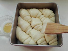 发酵好的面团表面刷层蛋液