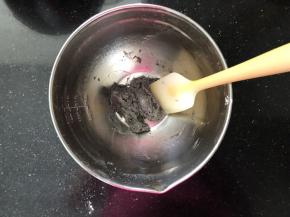 过筛入低筋面粉和黑芝麻粉拌匀。