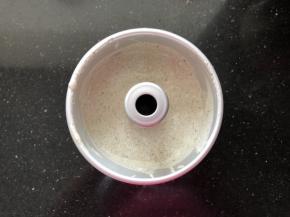 倒入模具中，震出气泡。