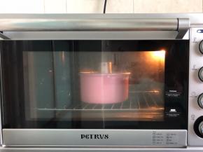 烤箱预热到上下火150度，烘烤40分钟后立即取出倒扣放凉后脱模。