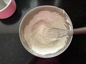 加入剩余的一半蛋白继续翻拌均匀。