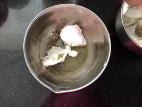 取一半的蛋白加入蛋黄糊中。