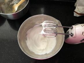 蛋白中加入白糖打至硬性发泡。