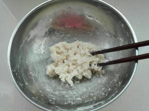 搅拌均匀无干粉，盖保鲜膜放入冰箱冷藏，最好头天晚上制作，放入冰箱冷藏一晚上，这样口感更好
