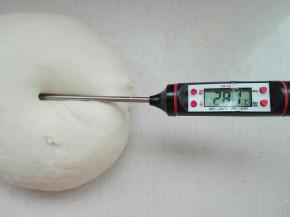 夏天天气热最好用冰水，可防止面团揉至过程中温度过高而发酵，我用的一般冷水，揉面速度快，也还是面团温度有点高（最好26度左右）