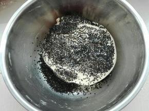 放入熟黑芝麻（为了面团降温，黑芝麻稍微冷藏了一下）