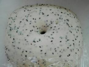 放入密封盒中室温发酵，发酵至手指戳洞不回缩不塌陷即可