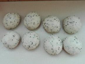 发酵好的面团排气，等分八份，滚圆醒发20分钟