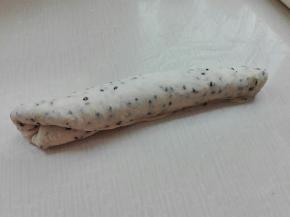 最后对折，捏紧收口